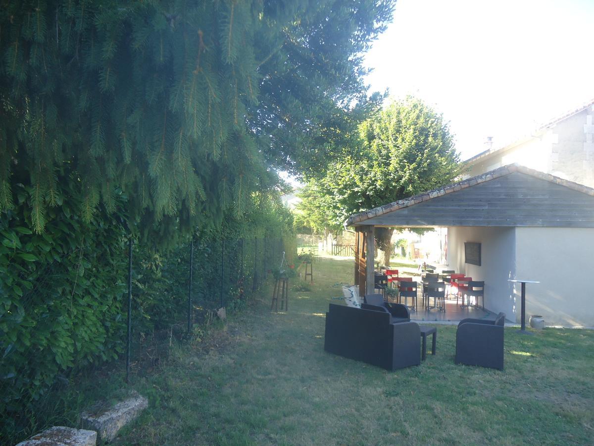 Logis Hotel Du Champ De Foire Saint-Aulaye-Puymangou Eksteriør billede