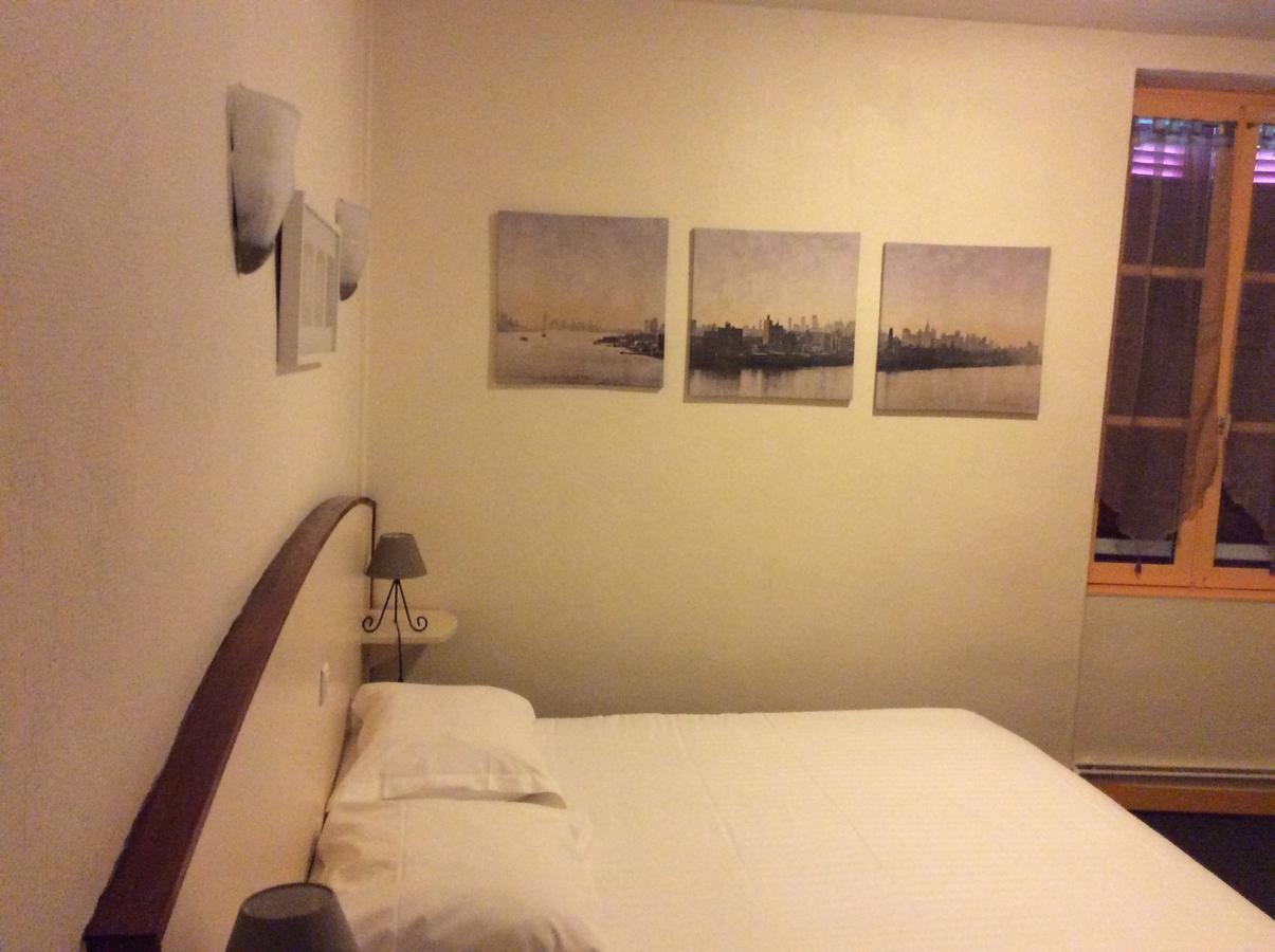 Logis Hotel Du Champ De Foire Saint-Aulaye-Puymangou Eksteriør billede